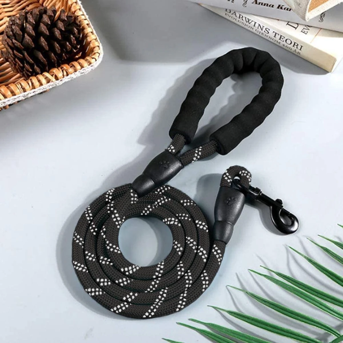 Merkloos Reflecterende Hondenriem – Nylon Hondenlijn – Honden Riem Met Fijn Handvat – Zwart – 150CM - 1,2CM Dik! 3 Merkloos Reflecterende Hondenriem – Nylon Hondenlijn – Honden Riem Met Fijn Handvat – Zwart – 150CM - 1,2CM Dik!