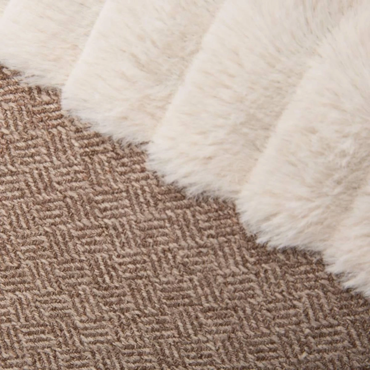 Scruffs Ellen Donut - Warme Hondenmand Van Imitatiebont - Kleur Grijs, Roze Of Bruin - Maat M Of L - Kleur: Grijs, Maat: Medium 12 Scruffs Ellen Donut - Warme Hondenmand Van Imitatiebont - Kleur Grijs, Roze Of Bruin - Maat M Of L - Kleur: Grijs, Maat: Medium - Afbeelding 10